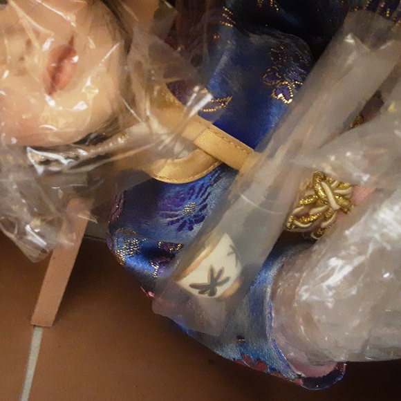 Ashton-Drake Galleries "Dream of Respect" Doll - Picture 2 of 5